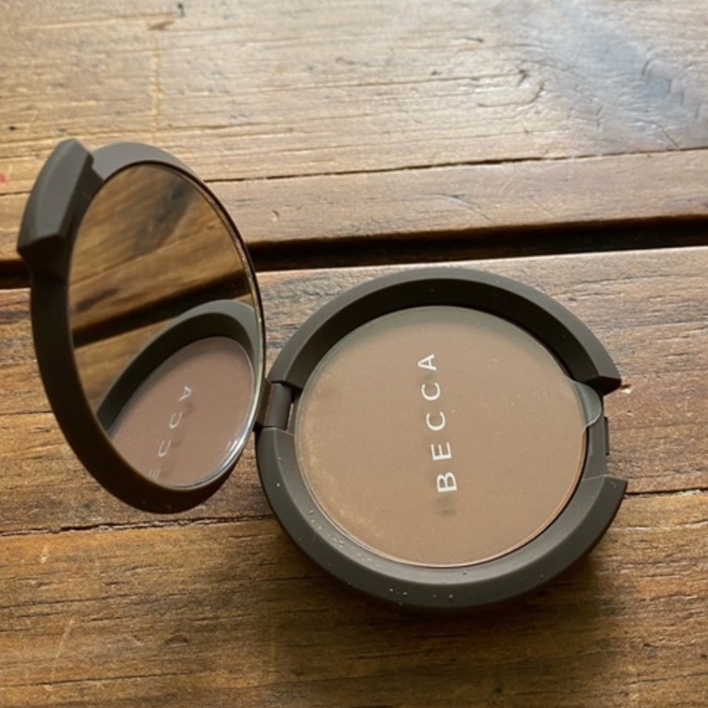 ๐Dark Golden Becca Multitasking Perfecting Powder - Picture 4 of 4